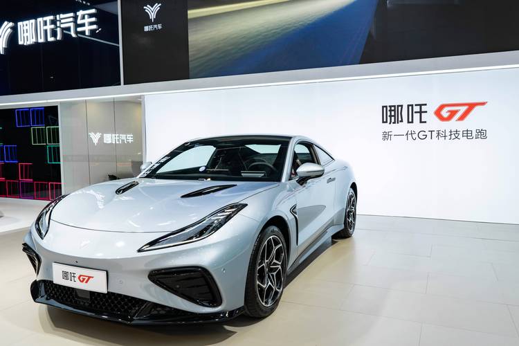 佛山70哪吒汽车在智能汽车领域的表现，领途汽车在新能源汽车市场中的影响力